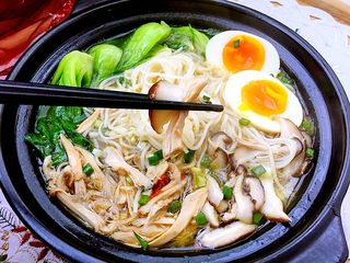 31、来一碗冬日暖食➕香菇小棠菜鸡汤面,香菇切的薄薄的，已收鸡汤鲜美，香滑美味