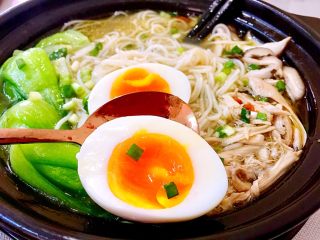 32、来一碗冬日暖食➕香菇小棠菜鸡汤面,今天的糖心蛋很棒哦，????，一碗鲜美的鸡汤面下肚，整个人都觉得暖和起来，全身的毛孔都舒展熨贴，所谓肚里有食心里不慌，寒冷的冬日早晨，或是寒风瑟瑟的深夜，试着来一碗简单美味的鸡汤面，让食物的温度包裹身体，暖入心底，这是来源于自然最直接温暖的慰藉……