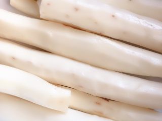 1、山药饼,山药去皮入蒸锅蒸熟