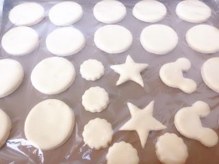 12、山药饼,压完盖保鲜膜发酵到两倍大