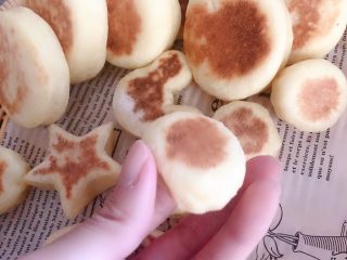 16、山药饼,怎么看饼有没有熟，按一下两边，回谈了就说明熟了