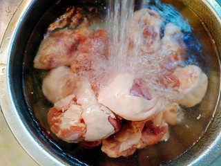 1、#感恩节食谱#黑山羊腿肉煲萝卜汤,羊腿肉冲洗干净