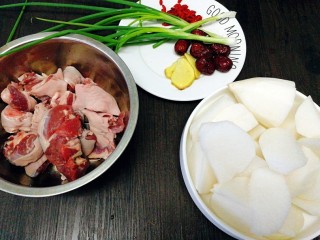 2、#感恩节食谱#黑山羊腿肉煲萝卜汤,准备好材料，白萝卜留一小段，其余滚刀切法