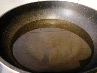 3、#感恩节食谱#黑山羊腿肉煲萝卜汤,锅里放清水