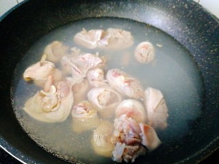 4、#感恩节食谱#黑山羊腿肉煲萝卜汤,大火烧开，去血水