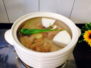 5、#感恩节食谱#黑山羊腿肉煲萝卜汤,取一个砂锅准备好，放入焯水好的羊腿肉，加小香葱，姜片 红枣，大块萝卜，盐，料酒