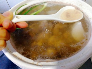 6、#感恩节食谱#黑山羊腿肉煲萝卜汤,煮开后去除浮沫，
