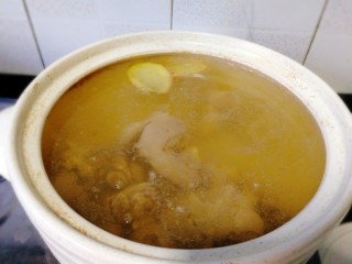 7、#感恩节食谱#黑山羊腿肉煲萝卜汤,取出大块萝卜，葱结