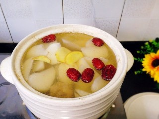 8、#感恩节食谱#黑山羊腿肉煲萝卜汤,陆续加入白萝卜，红枣，