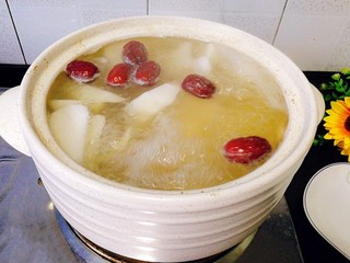 9、#感恩节食谱#黑山羊腿肉煲萝卜汤,煮开后转小火煲30分钟左右