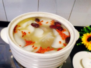 11、#感恩节食谱#黑山羊腿肉煲萝卜汤,加入枸杞子