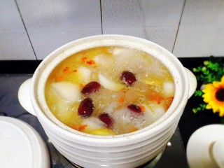 12、#感恩节食谱#黑山羊腿肉煲萝卜汤,继续煲10分钟即可