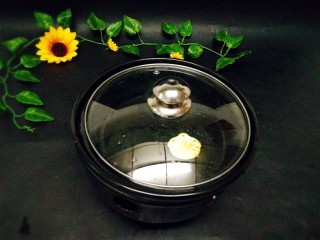 14、#感恩节食谱#黑山羊腿肉煲萝卜汤,这个是酒精锅，冬天必备