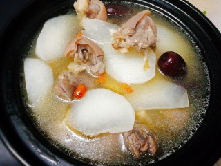 15、#感恩节食谱#黑山羊腿肉煲萝卜汤,把羊肉汤装入酒精砂锅里