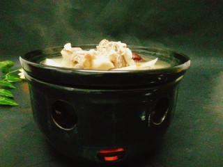 18、#感恩节食谱#黑山羊腿肉煲萝卜汤,把砂锅装上