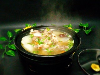 20、#感恩节食谱#黑山羊腿肉煲萝卜汤,再次煮开后加入葱花，鸡粉