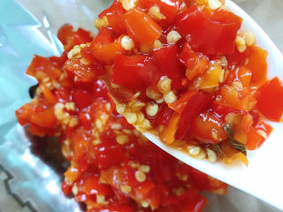 2、剁椒鱼头,准备一个小碗，放入4勺特辣王剁辣椒