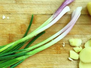 5、剁椒鱼头,小葱洗干净