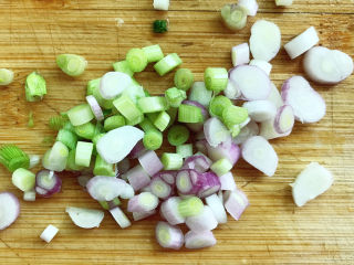 6、剁椒鱼头,切成末