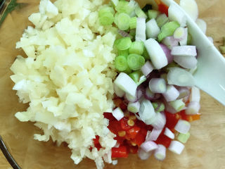 7、剁椒鱼头,大蒜小葱放入碗中