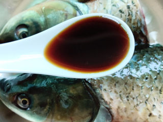 16、剁椒鱼头,1勺酱油拌匀腌制半小时