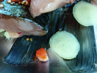 17、剁椒鱼头,姜片放在鱼头下面