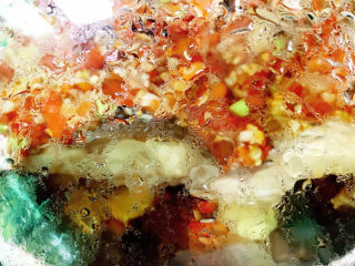 19、剁椒鱼头,放入开水锅中大火蒸20分钟