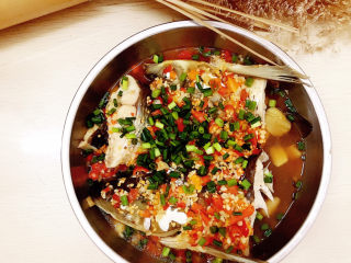 21、剁椒鱼头,锅中烧油淋在鱼头上，撒小葱末即可开吃