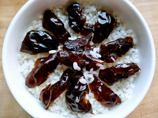 8、自制甄糕,再铺一层蜜枣,蜜枣有点大的可以切一刀再放