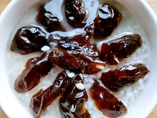 9、自制甄糕,最后在碗里加入水,没过枣就可以