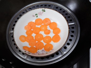 5、补铁辅食隐形肉泥彩色迷你馒头,胡萝卜要蒸熟，菠菜要先焯水，紫薯南瓜都是要蒸熟