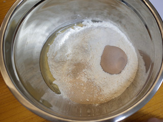 7、补铁辅食隐形肉泥彩色迷你馒头,这里说说怎么手工揉面，准备面粉加酵母用筷子拌匀