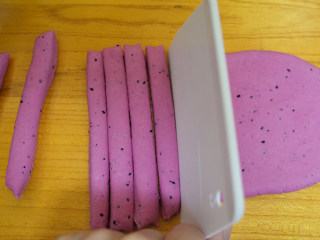 11、补铁辅食隐形肉泥彩色迷你馒头,用刮板切成一条条