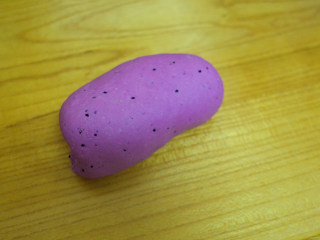 9、补铁辅食隐形肉泥彩色迷你馒头,静置十分钟的面团就可以直接整形了，这是一次发酵特别省时间