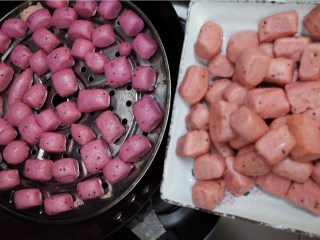 15、补铁辅食隐形肉泥彩色迷你馒头,水开后放入馒头，中火大概蒸10分钟左右焖五分钟即可，火龙果特别怕时间太久，颜色会褪色看一下左右两锅，一个时间短一个时间长差别非常大，馒头越小时间越短，越不容易变色