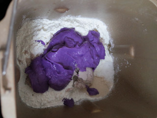 17、补铁辅食隐形肉泥彩色迷你馒头,这个是紫薯馒头，紫薯我量太少了颜色比较淡