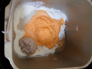 18、补铁辅食隐形肉泥彩色迷你馒头,这是胡萝卜馒头，胡萝卜2牛奶1打泥做的，肉泥都是60g