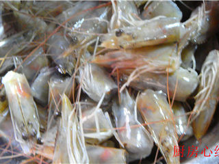 1、海鲜炒饭,海虾洗净后，掐下虾头，煮汤用