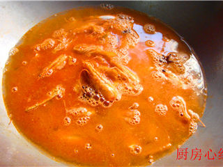 2、海鲜炒饭,冲入开水，调入胡椒粉；料酒。打去浮沫，再煮5分钟。