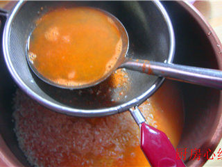 3、海鲜炒饭,将虾汤过滤到放好米的电饭煲中，比例正常即可，加一点胡椒粉，橄榄油，盐。