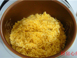 4、海鲜炒饭,蒸熟的米饭，特有海鲜的味道。