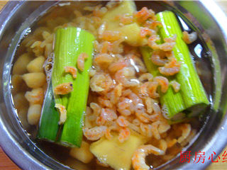 5、海鲜炒饭,海米；干贝提前加入料酒；葱姜；清水蒸半小时，剥好的虾仁，加入盐；胡椒粉；淀粉上浆。