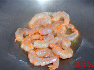 6、海鲜炒饭,锅中放一手勺的油，将虾仁滑熟以后捞出备用。