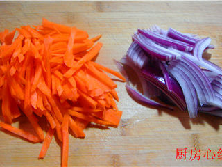 7、海鲜炒饭,葱头；胡萝卜提前切丝。起锅，放油爆香葱姜丝；胡萝卜丝；葱头丝。