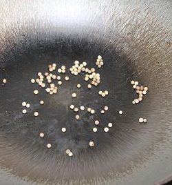 7、胡椒猪肚包鸡,先把胡椒略炒出香气，这样功效更好。