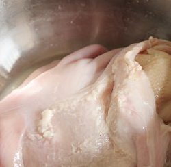 9、胡椒猪肚包鸡,然后把鸡也小心的塞进去。