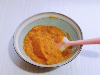 3、养生红糖南瓜酒酿圆子～驱寒暖宫,蒸熟的南瓜取出，放入大口器具中，用硅胶铲搅拌均匀至南瓜泥状即可！