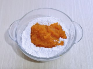 4、养生红糖南瓜酒酿圆子～驱寒暖宫,分次将南瓜泥加入糯米粉中，量一定要自己掌握，可以揉成面团就可以。(不同的糯米粉吸水性不同，不同品种的南瓜含水分不同，所以根据实际情况增减南瓜泥)