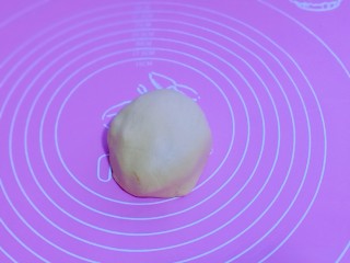 5、养生红糖南瓜酒酿圆子～驱寒暖宫,揉成面团，静置10分钟！