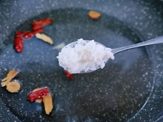 8、养生红糖南瓜酒酿圆子～驱寒暖宫,加入两勺酒酿。(酒酿的量可以根据个人喜欢增加)